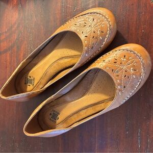 Earth Origins Women's Ballet Flats in Tan/Honey Leather